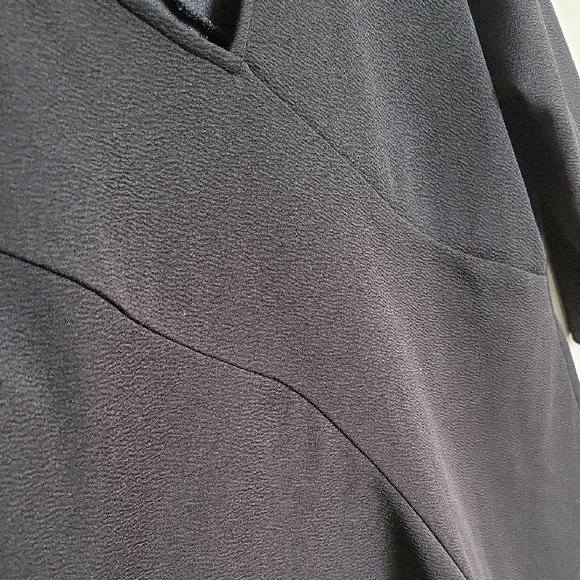 Elegant Black V-Neck Top by Guillaume – Classic, Stylish & Versatile Wardrobe Es - Picture 3 of 11